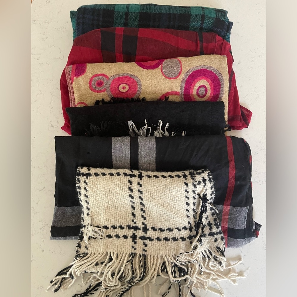 Lot of 6 miscellaneous scarves 🧣.